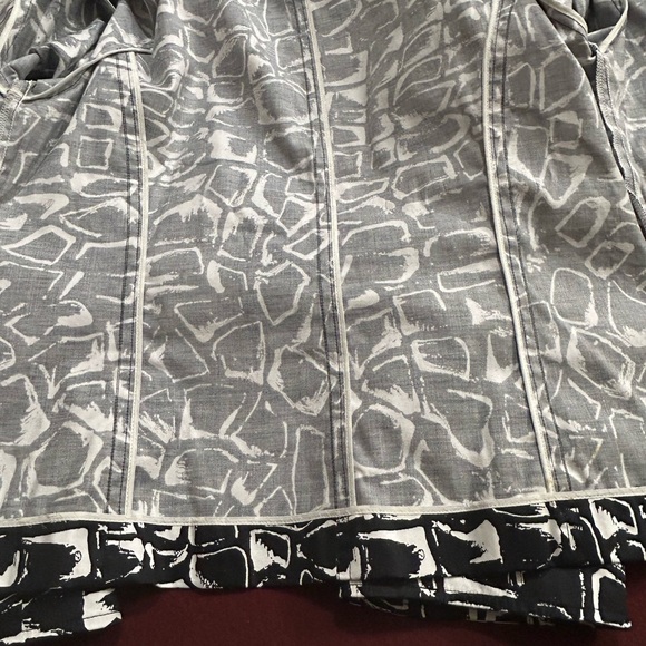 St. John Black and White Abstract Blouse - Picture 12 of 14